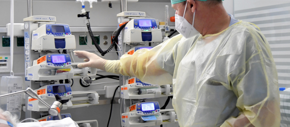 Médico austriaco atiende aun paciente positivo por coronavirus en la UCI