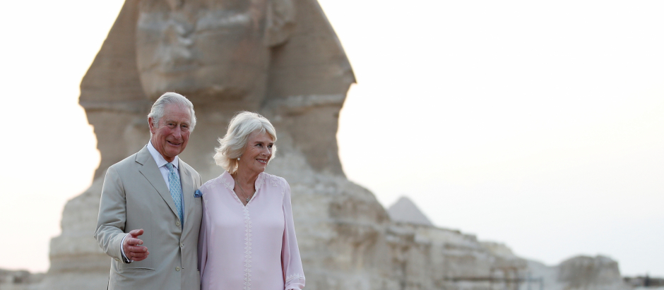 Britain's Prince Charles, Prince of Wales, and Camilla, Duchess of Cornwall, at the Sphinx / esfinge of Giza , on the outskirts of Cairo, Egypt, November 18, 2021.