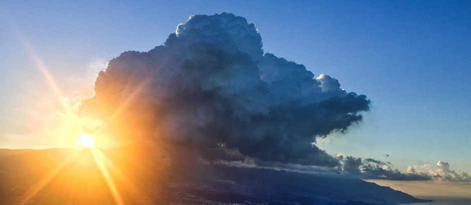 Una gran columna de gases emerge este viernes a primera hora del volcán de Cumbre Vieja