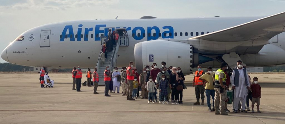 Un avión de Air Europa llega a la base aérea de Torrejón de Ardoz con los afganos evacaudos