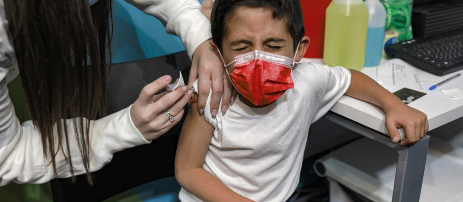 Un enfermero administra una vacuna a un niño de seis años en un hospital de Jerusalén. El gobierno israelí ha aprobado la vacunación de niños de entre cinco y once años siguiendo el ejemplo de EEUU.