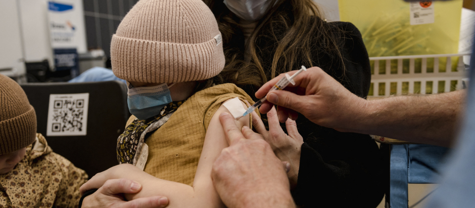 Un niño de 7 años recibe una vacuna en Canadá, este miércoles