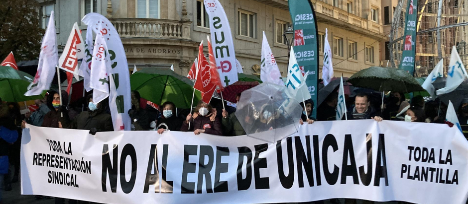 Trabajadores de Unicaja protestan en Valladolid.