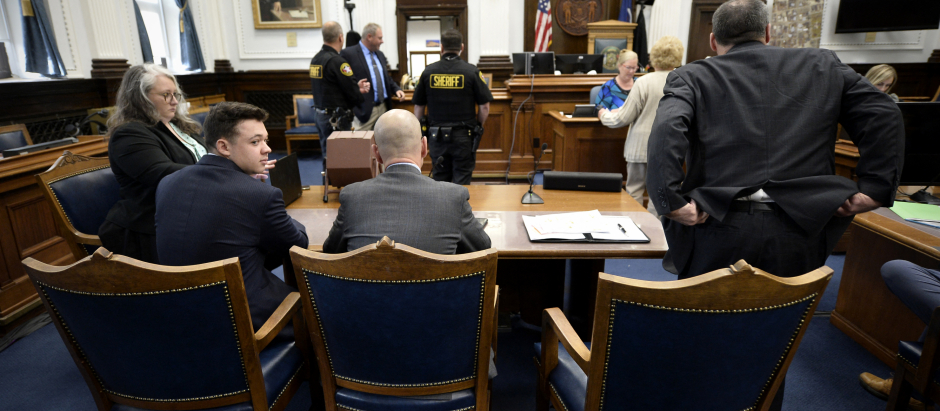 KENOSHA, WISCONSIN - NOVEMBER 16: Kyle Rittenhouse (2nd-L) waits with his legal team for the day to start at his trial at the Kenosha County Courthouse on November 16, 2021 in Kenosha, Wisconsin. Rittenhouse is accused of shooting three demonstrators, killing two of them, during a night of unrest that erupted in Kenosha after a police officer shot Jacob Blake seven times in the back while being arrested in August 2020. Rittenhouse, from Antioch, Illinois, was 17 at the time of the shooting and armed with an assault rifle. He faces counts of felony homicide and felony attempted homicide.   Sean Krajacic-Pool/Getty Images/AFP (Photo by POOL / GETTY IMAGES NORTH AMERICA / Getty Images via AFP)