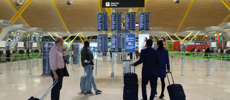 Viajeros en el aeropuerto Adolfo Suárez-Madrid Barajas