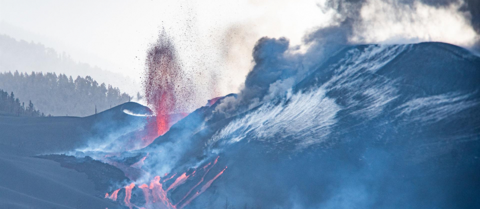 El volcán de Cumbre Vieja ha abierto este domingo nuevos focos de emisión de lava por la zona norte del cono volcánico
