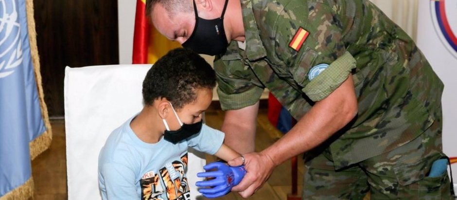 Militar español entregando una prótesis 3D a un niño de Líbano
