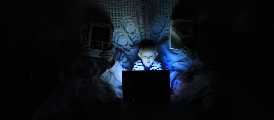 Un niño viendo una pantalla de ordenador