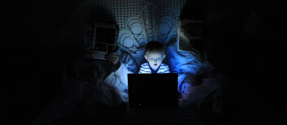 Un niño viendo una pantalla de ordenador