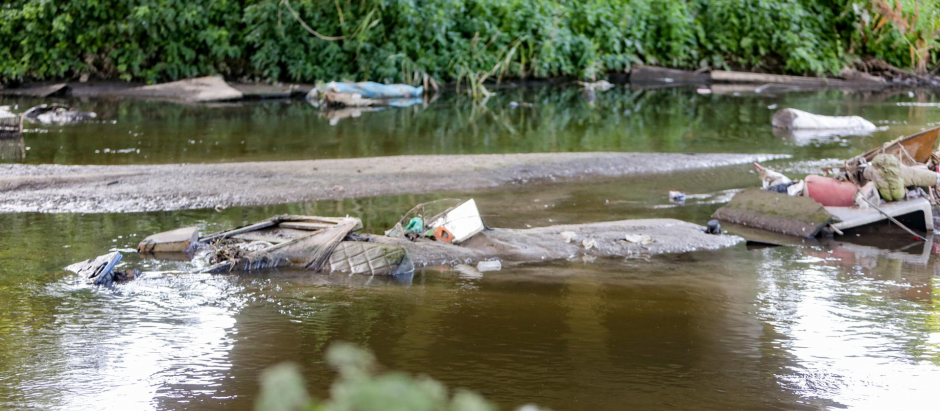 Basura y contaminación en el río Guadarrama de la localidad de Arroyomolinos (Madrid), donde se han registrado residuos y desechos