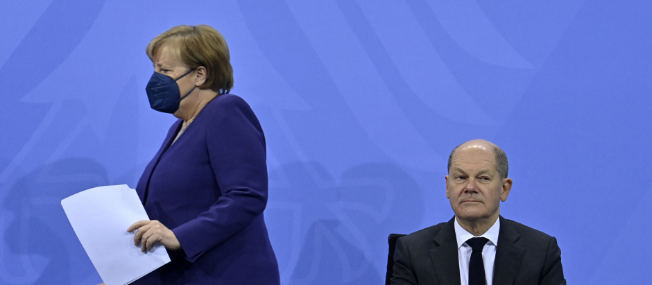 Los cancilleres entrante y saliente, Angela Merkel y Olaf Scholtz, durante la comparecencia
