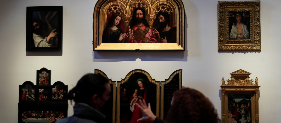 Unos visitantes observan varias de las obras durante la presentación de la reapertura del Real Monasterio de Las Descalzas Reales
