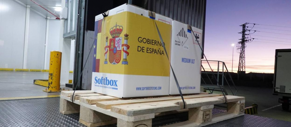Imagen del primer cargamento de vacunas contra el coronavirus que llegó a España
