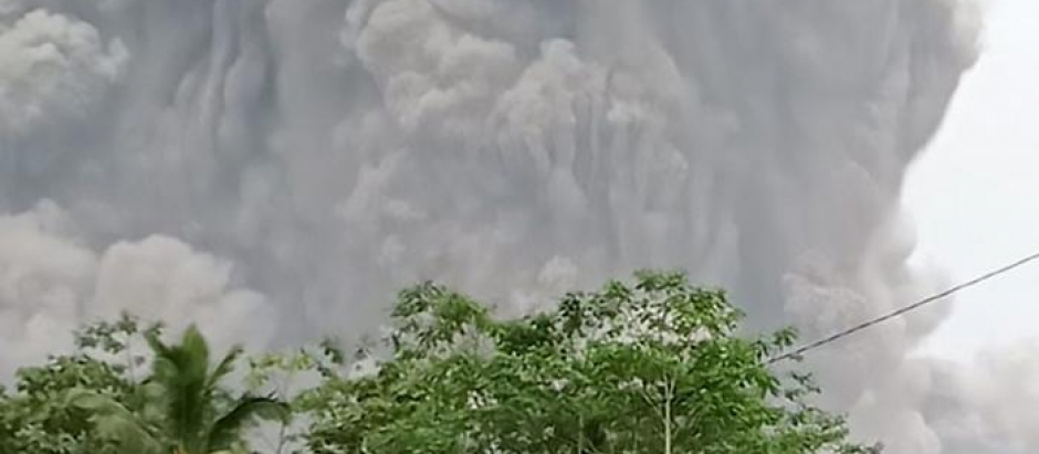 La nube de ceniza del volcán monte Semeru, en Java