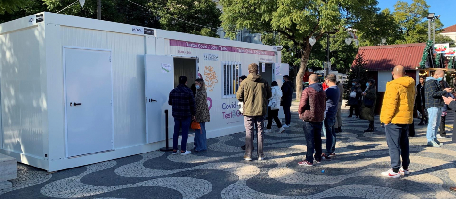 Un grupo de ciudadanos y turistas esperan para hacerse un test de antígenos en Portugal