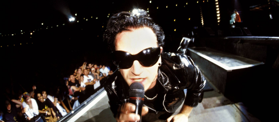 Bono, cantando con U2 en uno de sus conciertos en 1993