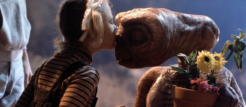 E.T el Extraterrestre: 2.511 millones
E. T. el Extraterrestre consiguió en la taquilla 792 millones de dólares en todo el mundo. Si se hubiese estrenado recientemente y no en 1982, la película de Steven Spielberg habría logrado 2.511 millones de dólares de recaudación en las salas de cine.