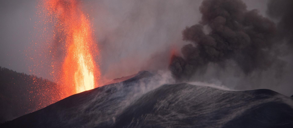 La nueva boca del volcán de Cumbre Vieja ha iniciado este miércoles una nueva fase explosiva