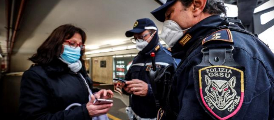 Policía italiana pidiendo pasaporte covid