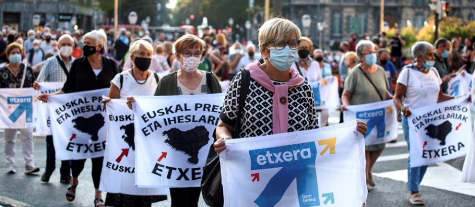 Pancartas a favor del acercamiento de los presos de ETA durante una manifestación el pasado mes de agosto en Bilbao