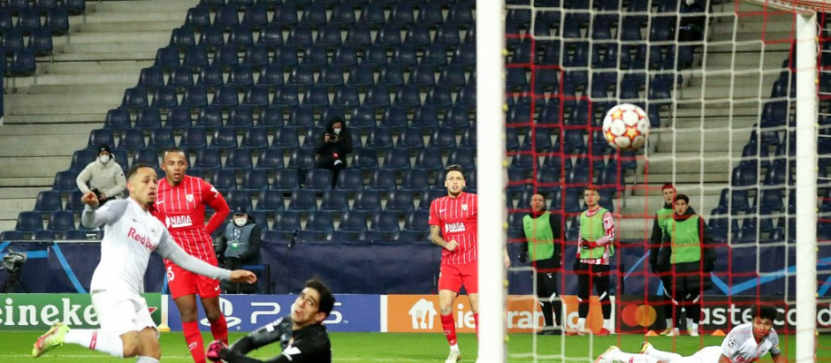 El goleador Noah Okafor marca el primer gol de su equipo ante el Sevilla