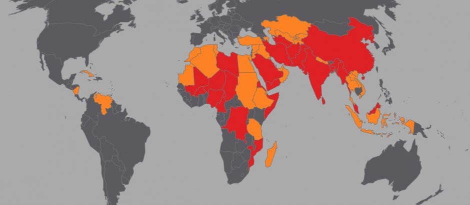 Mapa de la persecución y la discriminación a los cristianos (en naranja, los países donde se discrimina; en rojo, donde se ataca)