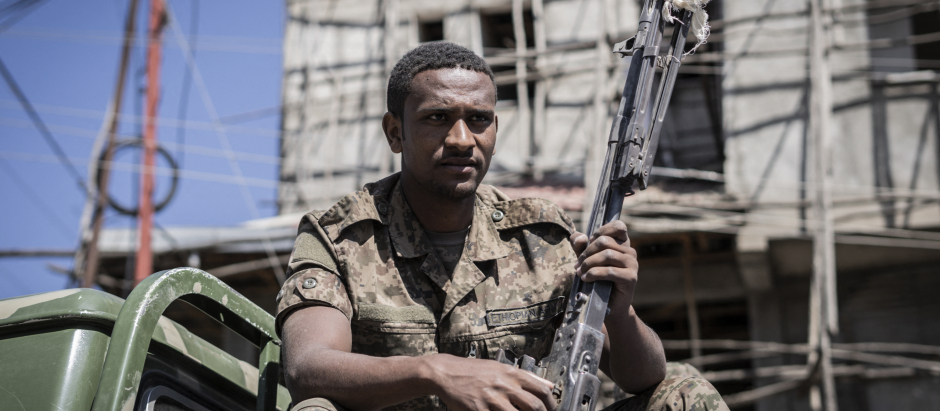 Un soldado etíope durante la ofensiva contra los rebeldes de Tigré, imagen de archivo