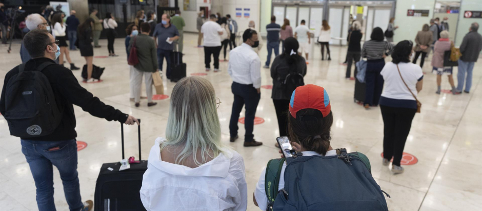 Familiares esperan en la Terminal T4 del Aeropuerto Adolfo Suárez Madrid - Barajas