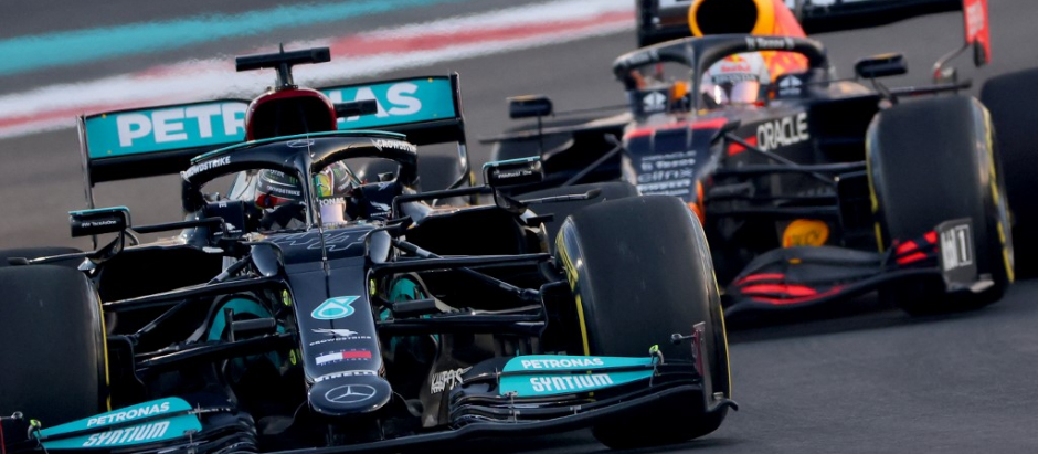 Los pilotos Lewis Hamilton (i) y Max Verstappen (d) en el circuito de Yas Marina en la segunda sesión de entrenamientos libres