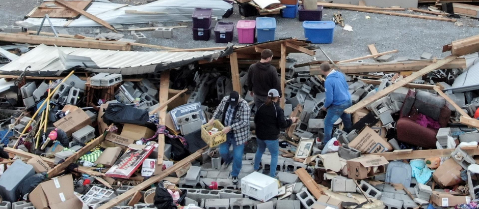Varias personas recogen sus enseres tras el paso de un tornado en Kentucky
