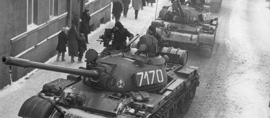 Columna de T-55 entran en la ciudad de Zbąszynek, el 13 de diciembre de 1981