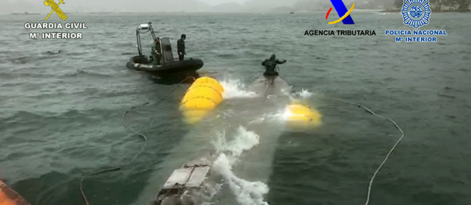 A pesar de que el narcosubmarino fue hundido, la Guardia Civil logró reflotarlo y recuperar la carga