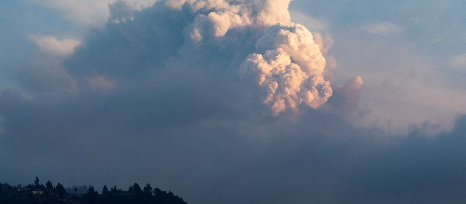 Gases del volcán de Cumbre Vieja, en La Palma, a última hora de la tarde de este lunes sobre el municipio de Puntagorda