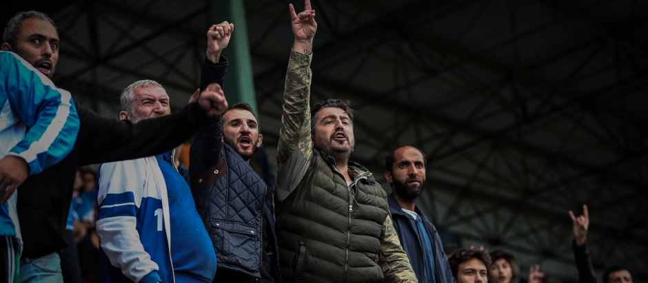 El saludo del lobo, símbolo de los ultranacionalistas turcos