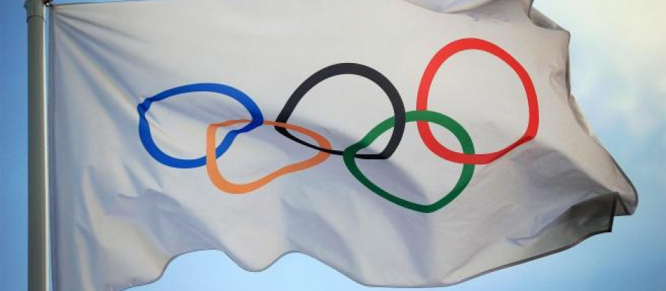 Bandera con los cinco aros olímpicos