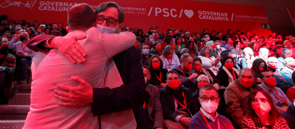 Salvador Illa se abraza a un compañero en la inauguración del Congreso del PSC