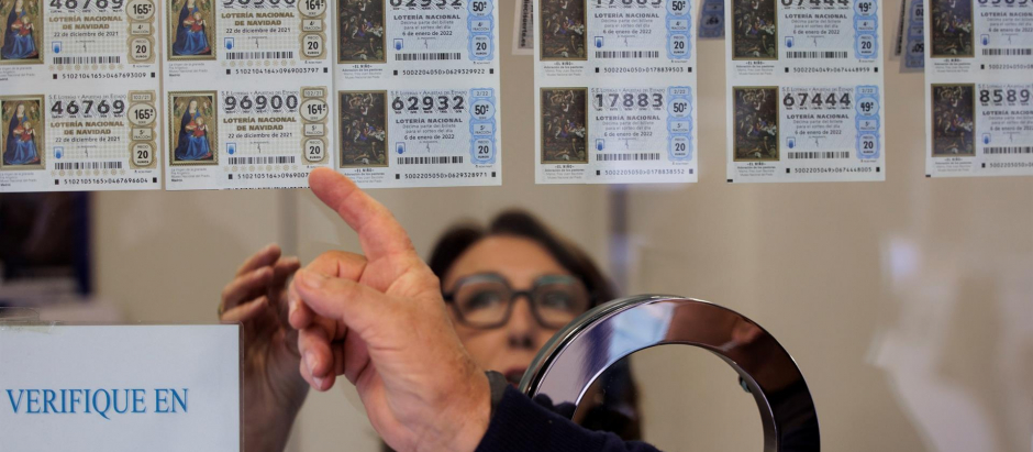 Un hombre compra un décimo para el sorteo de la Lotería de Navidad en un administración de loterías