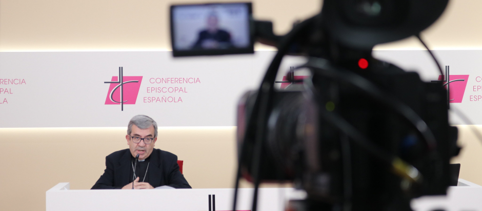 El secretario general de la CEE, Luis Argüello, durante una comparecencia de prensa el pasado mes de abril