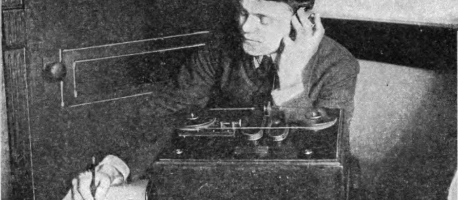 Un radio operador recibe un mensaje radiotelegráfico usando un detector magnético Marconi basado en ondas de radio (c.1903)