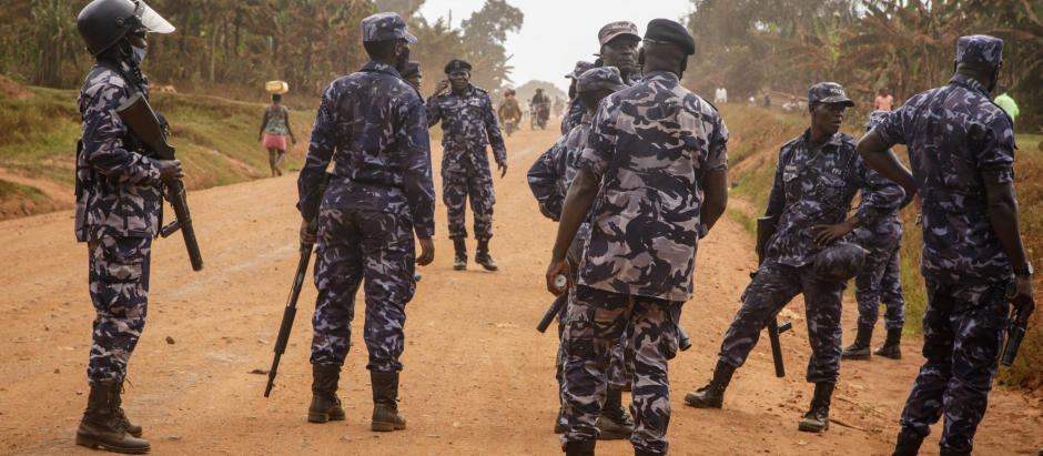 Oficiales de policía protegen una zona en la región de Kayunga, Uganda