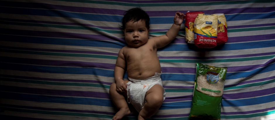 Mia Santamaría Reina, de cuatro meses, el 25 de enero de 2020, junto a la compra que pudo hacer ese día su madre
