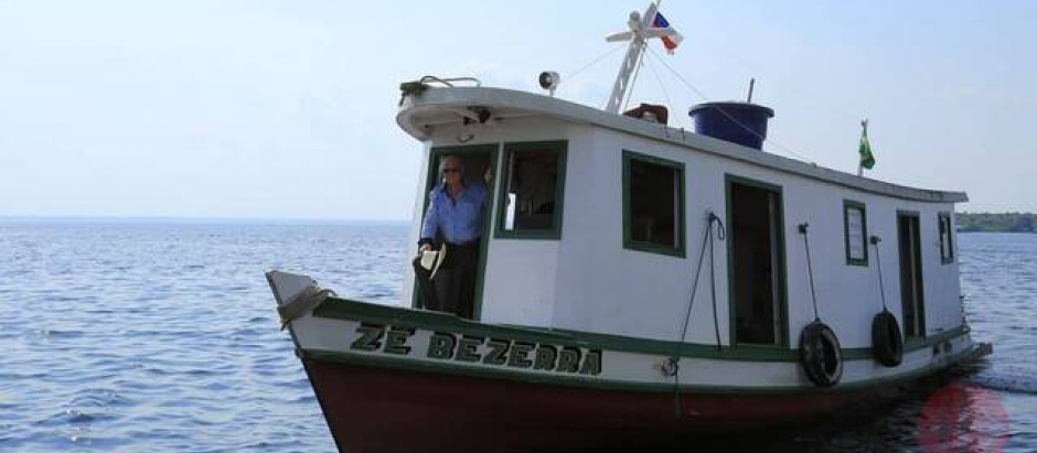 El padre Piotr en su barca