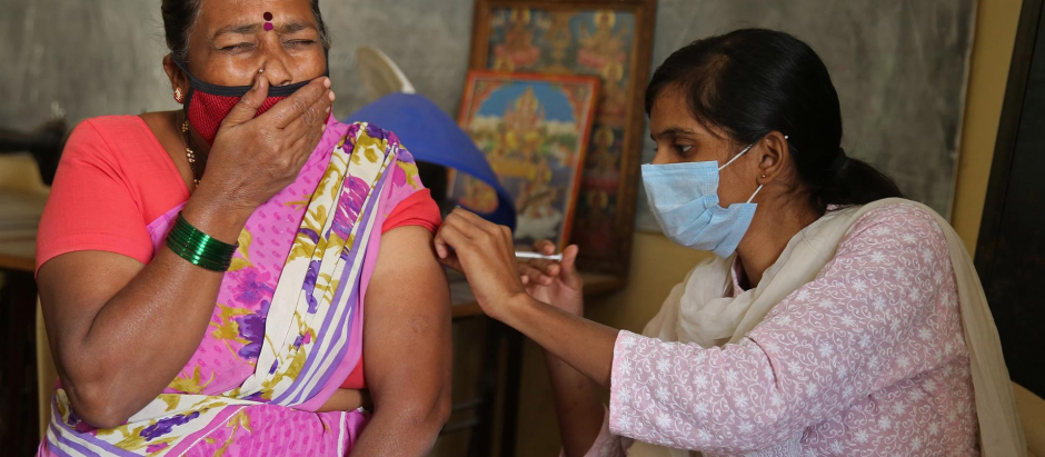 Una mujer recibe una dosis de la vacuna de covid-19 en un centro de vacunación gratuito en Bangalore (India)