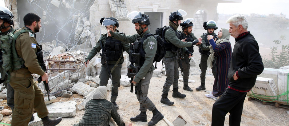 Mujeres palestinas se enfrentan a soldados israelíes para evitar la demolición de su casa en construcción, en la ciudad cisjordana de Hebrón