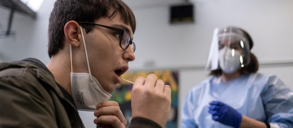 Personal sanitario realiza este viernes test de antígenos en saliva en la Casa da Xuventude, en Orense