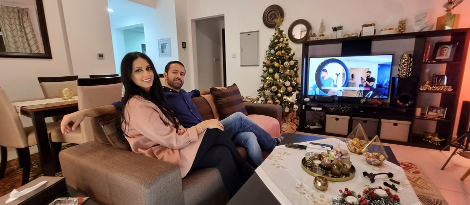 George Naoufal y Salwa Barish, un matrimonio de libaneses maronitas, posan en su casa de Dubái (Emiratos Árabes Unidos)