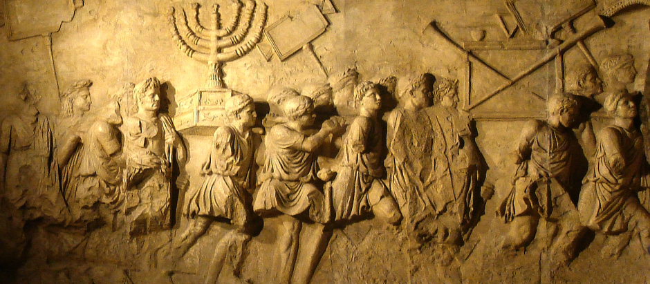 Relieve del Arco de Tito en el que se representan los tesoros expoliados por los romanos a los judíos, entre ellos la menorá, tras el Sitio de Jerusalén del año 70 d. C