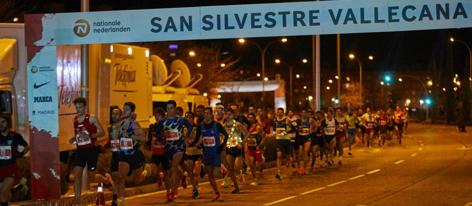 Varios corredores participan en la categoría Élite Masculina de la carrera San Silvestre Vallecana 2020, en Madrid