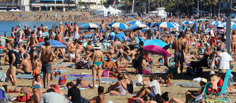 Miles de personas disfrutaron del primer día del año en la playa de Las Canteras, en Las Palmas de Gran Canaria