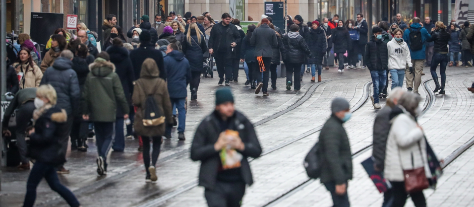 Ciudadanos alemanes paseando por las calles de Bremen